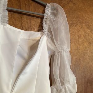 Fully lined
Hidden back zipper closure
Puff organza sleeves